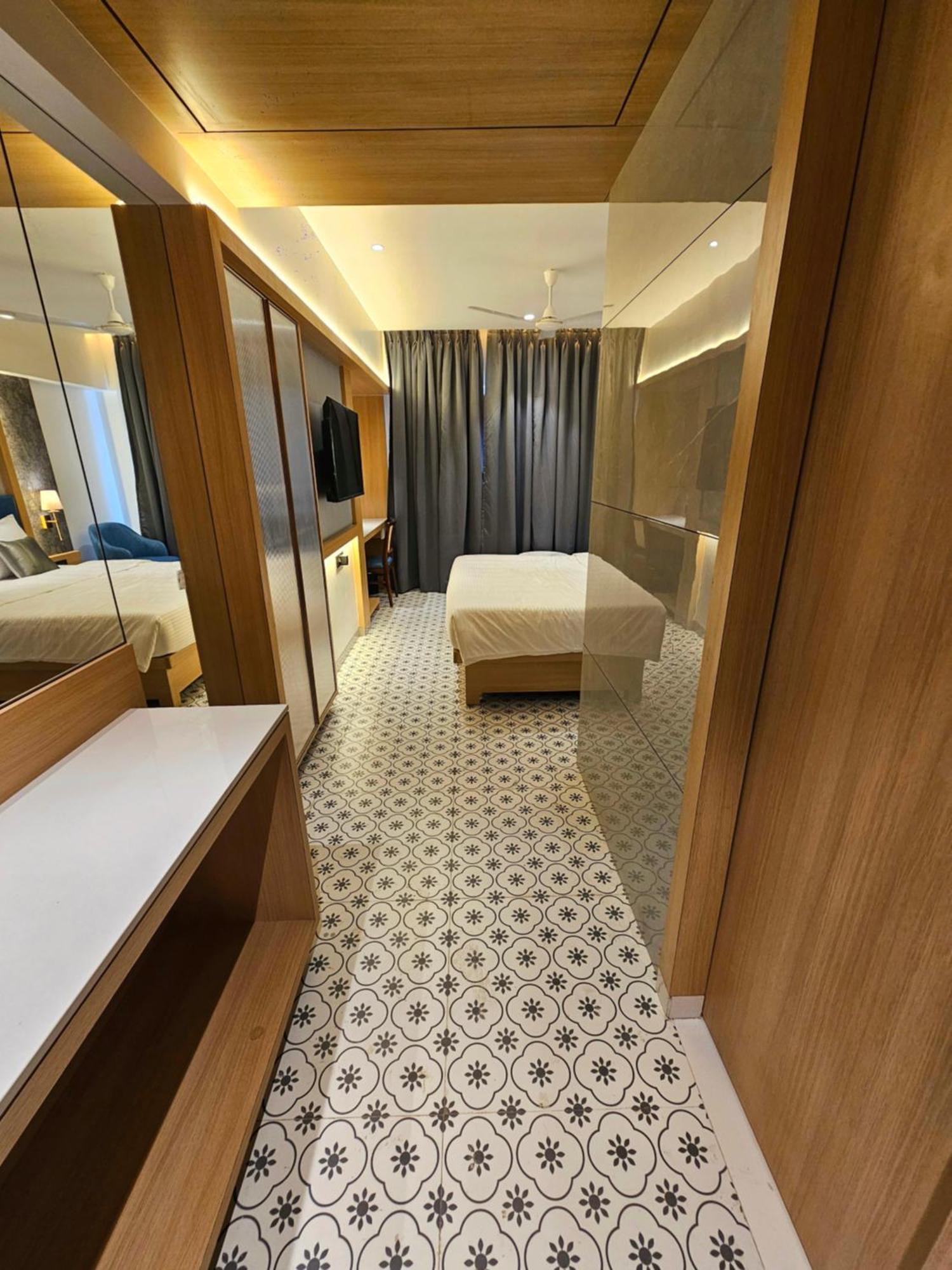 Hotel Golden Nest ターネー エクステリア 写真